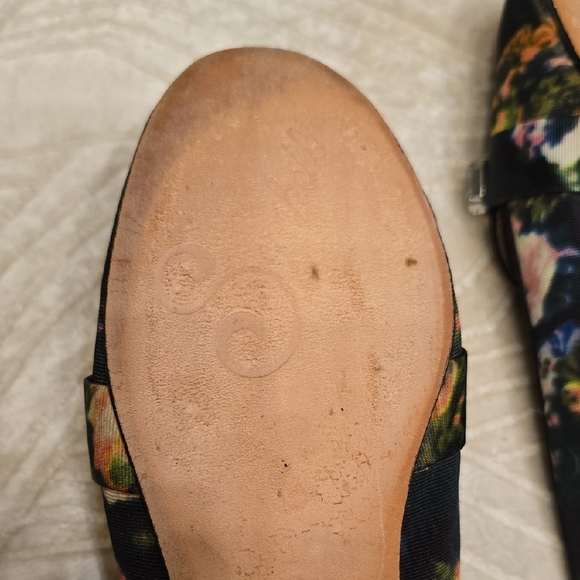 Seychelles Black Slip-On Loafers with Classic Silhouette - Picture 8 of 11